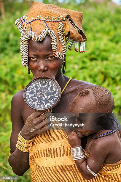 Foto de Retrato De Mulher De Tribo Mursi Etiópia África e mais fotos de stock de Adulto - Adulto, Afro-americano, Aldeia
