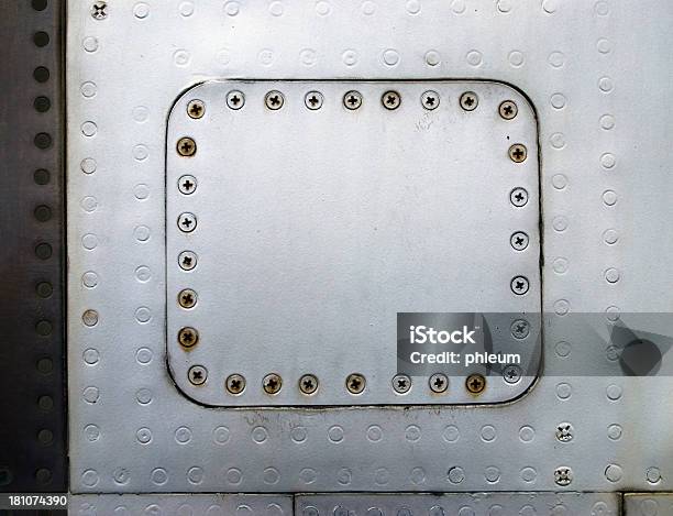 Aviones Alineándose De Hecho Con Tornillos Foto de stock y más banco de imágenes de Escotilla - Parte de un vehículo - Escotilla - Parte de un vehículo, Pared, Abstracto