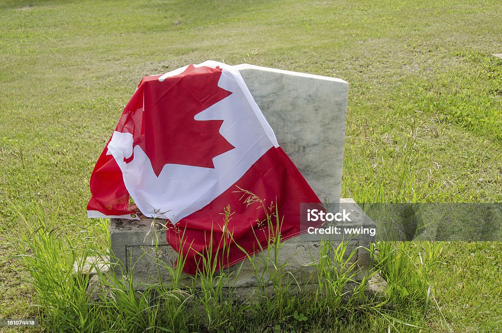 Bandeira do Canadá draped sobre uma Lápide com relva verde - Royalty-free Ao Ar Livre Foto de stock