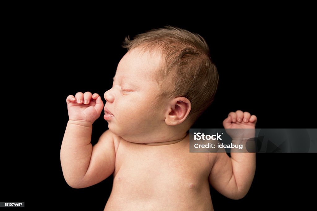 Śpi noworodek Leżąc na plecach, na czarnym tle - Zbiór zdjęć royalty-free (0 - 11 miesięcy)
