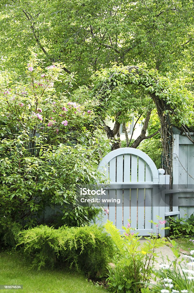 Niebieski Wiosna kwiatów Ogród Gate i - Zbiór zdjęć royalty-free (Bez ludzi)