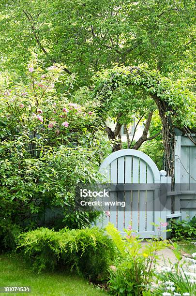 Azul Portão De Jardim E Flores De Primavera - Fotografias de stock e mais imagens de Ao Ar Livre - Ao Ar Livre, Arco - Caraterística arquitetural, Azul