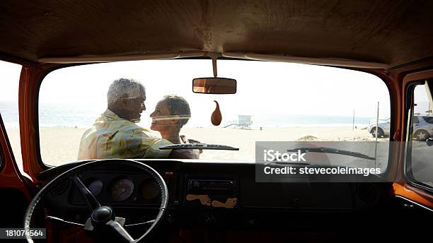 Coppia Sulla Spiaggia - Fotografie stock e altre immagini di Coppia anziana - Coppia anziana, Viaggio in macchina, Automobile