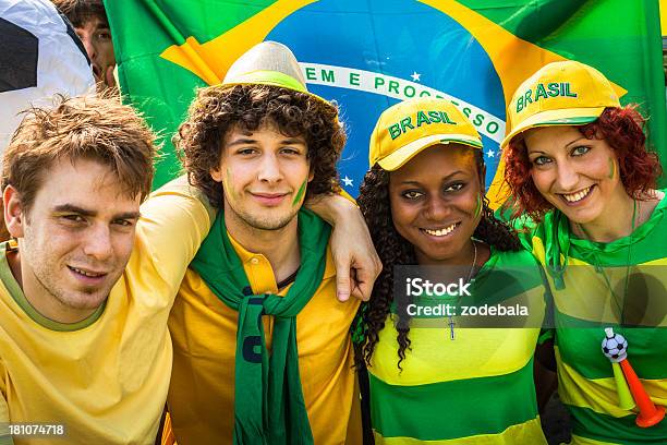 笑顔の幸せなグループのブラジリアンワックスフットボールチームのサポーター - 20代のストックフォトや画像を多数ご用意 - 20代, 4人, お祝い