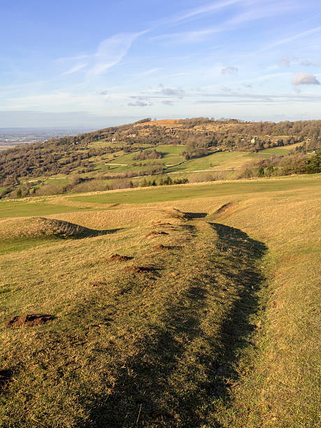 cleeve hill - hill cotswold grass moor photos et images de collection