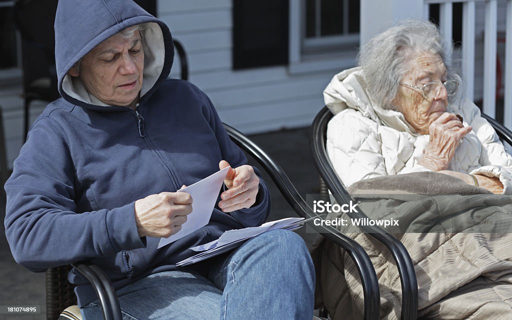 Мать и дочь сидеть вместе за - Стоковые фото 60-69 лет роялти-фр�и