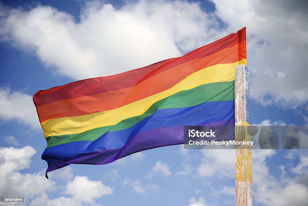 Bandera de arcoíris de Orgullo Gay olas en una encarnizada Breeze cielo de verano - Foto de stock de Aire libre libre de derechos