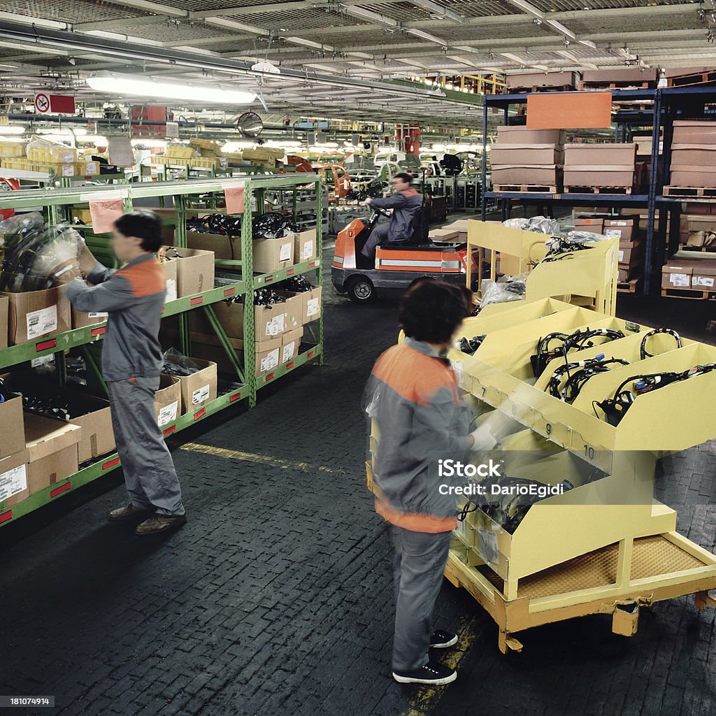 Weibliche Arbeitnehmer, die Montage Kabel in einen automotive factory - Lizenzfrei Arbeitsintensive Produktion Stock-Foto