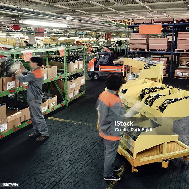 Weibliche Arbeitnehmer Die Montage Kabel In Einen Automotive Factory Stockfoto und mehr Bilder von Arbeitsintensive Produktion