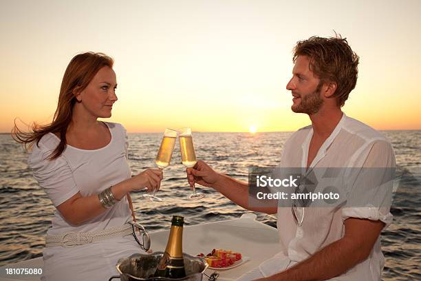 Foto de Comemorando No Mar e mais fotos de stock de Veículo Aquático - Veículo Aquático, Brinde, Flute de Champanha