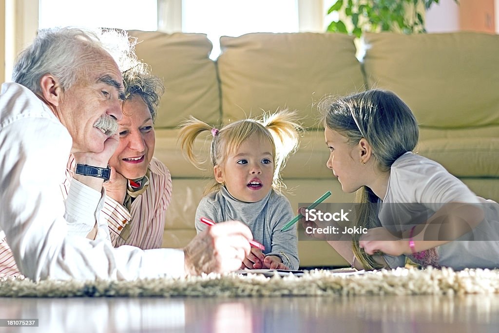 Avós brincando com seus granddauthers. - Foto de stock de 2-3 Anos royalty-free