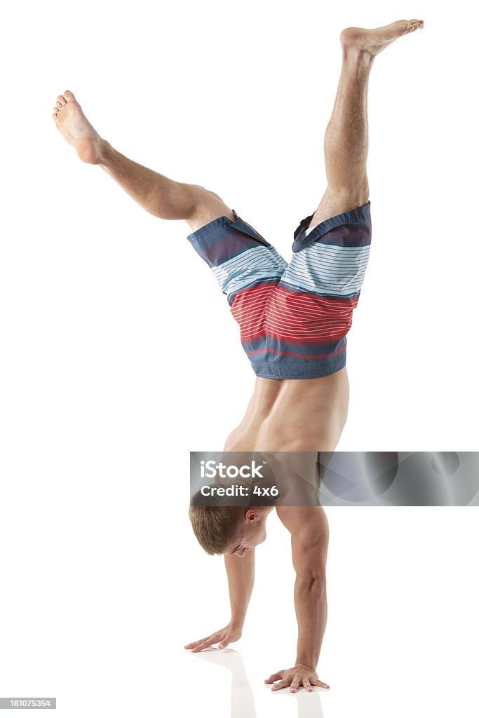 Nackter Oberkörper Mann macht handstand gegen Weiß - Lizenzfrei Aktivitäten und Sport Stock-Foto