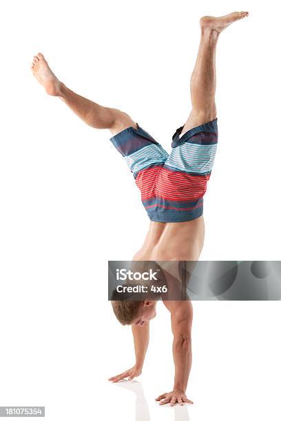 Nackter Oberkörper Mann Macht Handstand Gegen Weiß Stockfoto und mehr Bilder von Aktivitäten und Sport - Aktivitäten und Sport, Anstrengung, Athlet