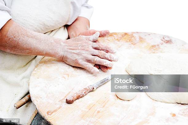 Mujer Amasado Doughpastry Foto de stock y más banco de imágenes de Adulto - Adulto, Al horno, Alimento