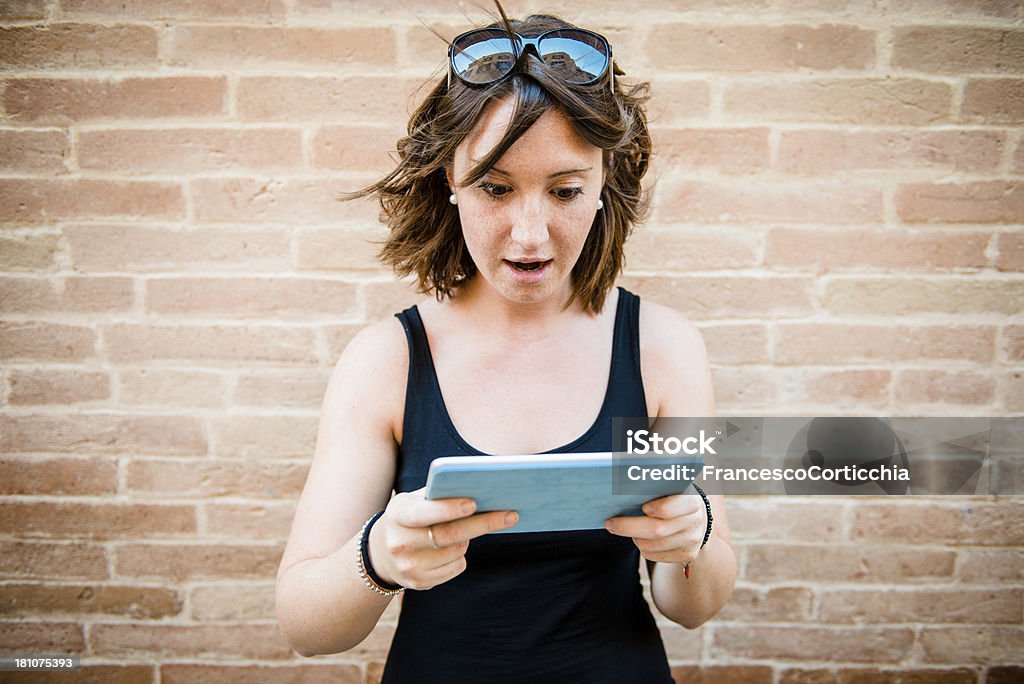 bewildered giovane donna con Tavoletta digitale - Foto stock royalty-free di Abbigliamento casual