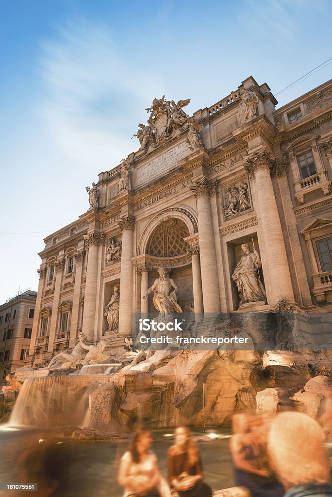 Trevi-Brunnen voller Touristen - Lizenzfrei Architektur Stock-Foto