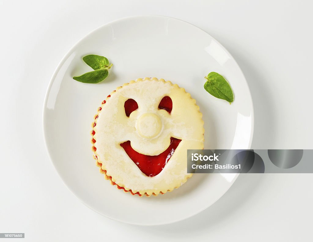 linzer sonriendo cookie - Foto de stock de Al horno libre de derechos