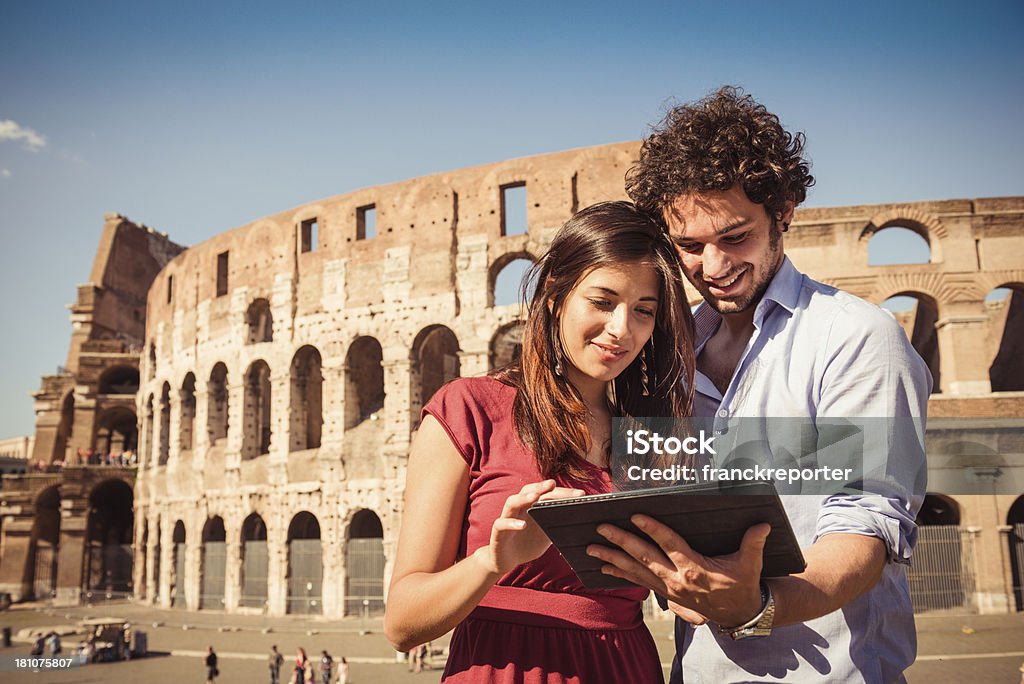 Touristen, die mit digitalen tablet auf Rom - Lizenzfrei Attraktive Frau Stock-Foto