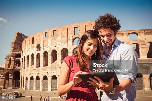 여행 디지털 태블릿 On 로마 20-29세에 대한 스톡 사진 및 기타 이미지 - 20-29세, 2명, 관광