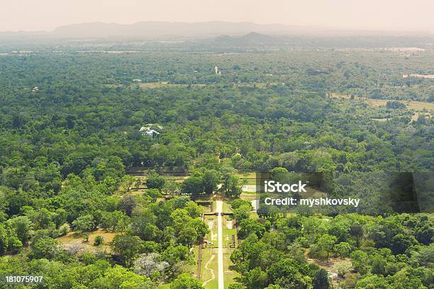 Foto de Vista Do Sigiriya e mais fotos de stock de Ajardinado - Ajardinado, Arcaico, Arqueologia