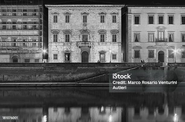 Lungarno Mediceo Di Notte - Fotografie stock e altre immagini di Bianco e nero - Bianco e nero, Esterno di un edificio, Paesaggi