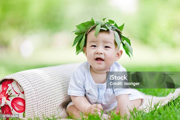 Photo libre de droit de Jolie Asiatique Petit Bébé Garçon Assis Sur La Pelouse banque d'images et plus d'images libres de droit de 0-11 mois