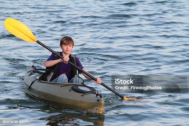 Teen Kayak - Fotografie stock e altre immagini di 12-13 anni - 12-13 anni, Abbigliamento casual, Acqua