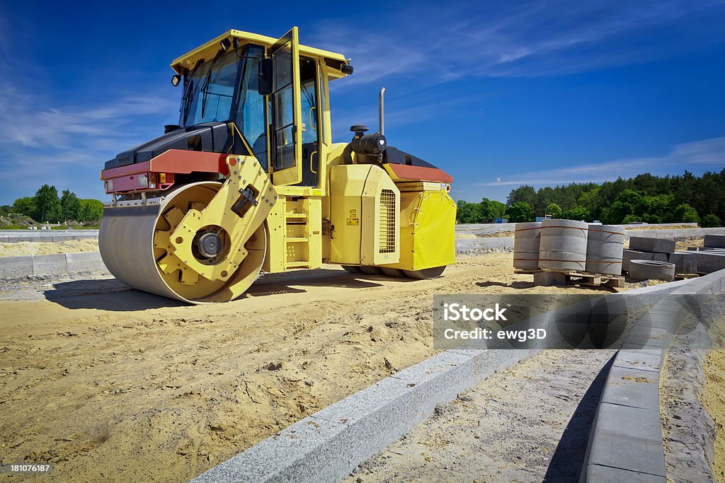 Apisonadora en una construcción de carretera - Foto de stock de Acera libre de derechos