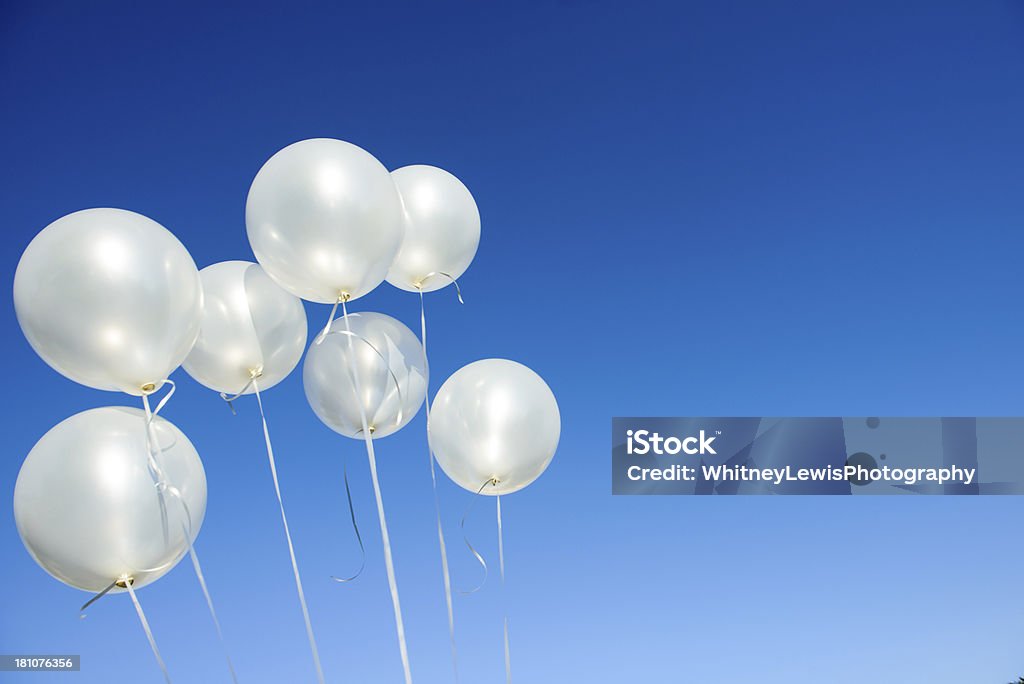 7 blancas con globos - Foto de stock de Azul libre de derechos