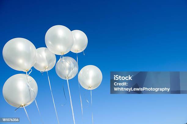 7 Blancas Con Globos Foto de stock y más banco de imágenes de Azul - Azul, Blanco - Color, Boda