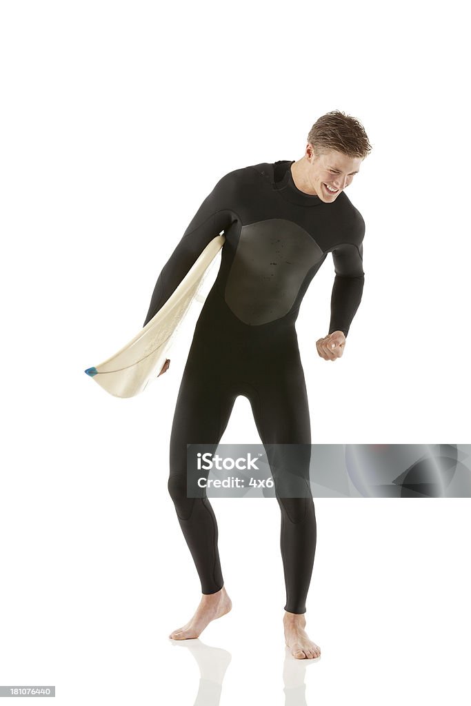 Surfeur heureux homme avec une planche de surf - Photo de 18-19 ans libre de droits