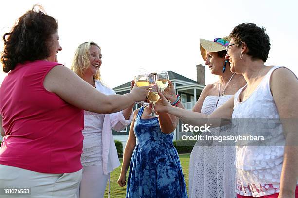 Lustige Zeit Mit Freunden Stockfoto und mehr Bilder von 45-49 Jahre - 45-49 Jahre, 50-54 Jahre, Alkoholisches Getränk