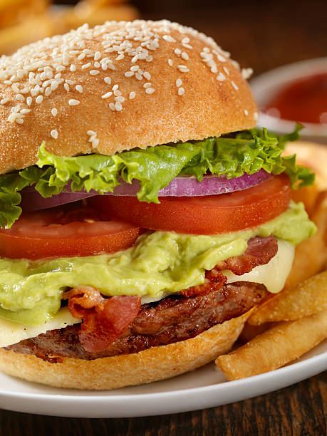 구아카몰이 베이컨 burger - guacamole bacon burger bacon cheeseburger 뉴스 사진 이미지