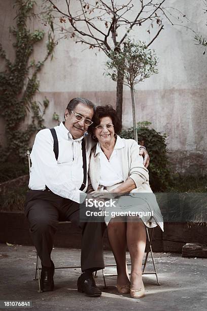 Vintage Retrato De Um Casal De Idosos Típicos Italianos - Fotografias de stock e mais imagens de Adulto