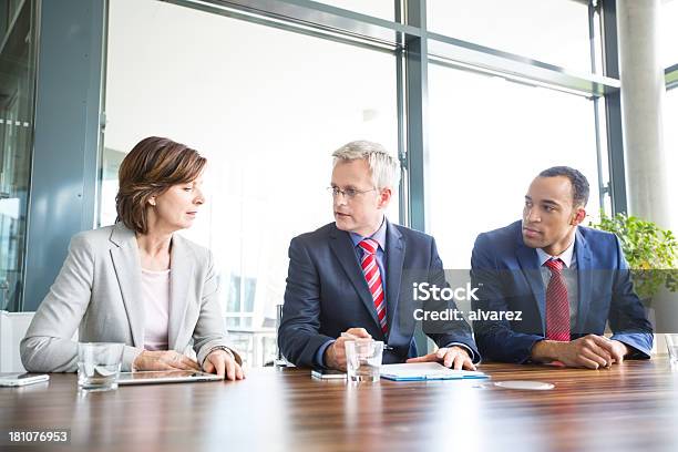 Geschäftsleute In Einem Meeting In Dem Stockfoto und mehr Bilder von Anzug - Anzug, Arbeitskollege, Arbeitsstätten