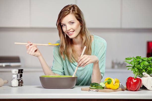 de comida deliciosa - spoon tasting women sex symbol fotografías e imágenes de stock