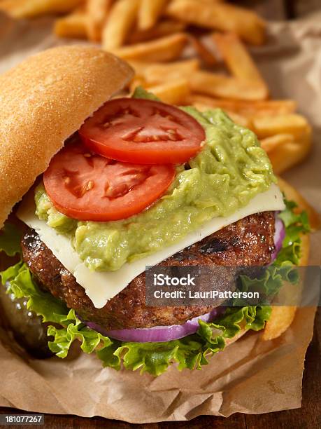 O Guacamole Bacon Burger - Fotografias de stock e mais imagens de Abacate - Abacate, Aberto, Acompanhamento