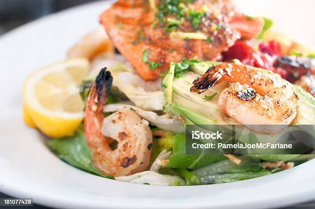 Foto de Camarão Grelhado E Salada De Salmão e mais fotos de stock de Abacate - Abacate, Alface, Alimentação Saudável