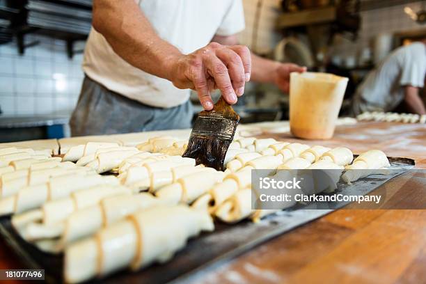 Photo libre de droit de Boulanger Préparent Des Croissants Boulangerie banque d'images et plus d'images libres de droit de Feuilleté aux fruits - Feuilleté aux fruits, Beurre, Danemark