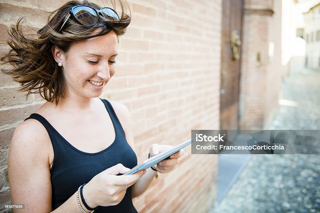 Молодая счастливая женщина с цифровой планшет - Стоковые фото Беспроводная технология роялти-фри