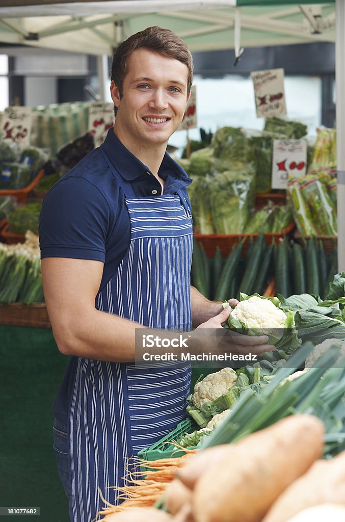 Właściciel rynku warzyw w stanie ustabilizowania - Zbiór zdjęć royalty-free (20-29 lat)
