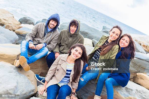 5 행복함 웃는 청소년 함께 바다빛 18-19세에 대한 스톡 사진 및 기타 이미지 - 18-19세, 20-29세, 5명