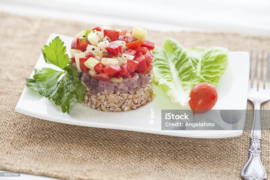 Tartare de atum cru com legumes e Spelt - Foto de stock de Atum - Peixe royalty-free