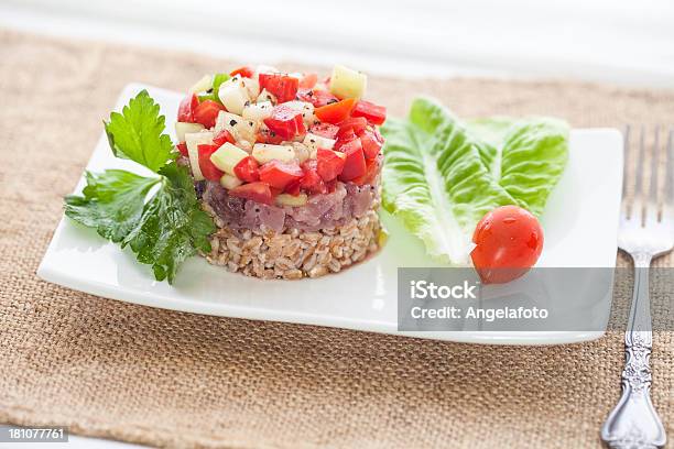 Foto de Tartare De Atum Cru Com Legumes E Spelt e mais fotos de stock de Atum - Peixe - Atum - Peixe, Espelta, Salada