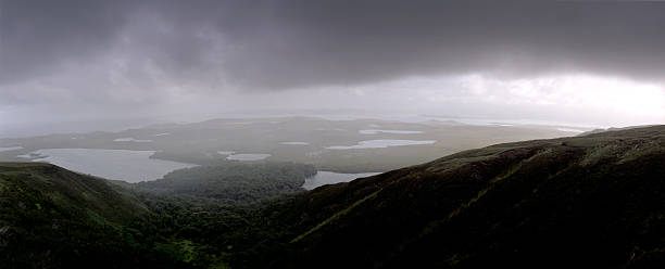 panorama de lluvia oscura - scottland dark eternity valley fotografías e imágenes de stock