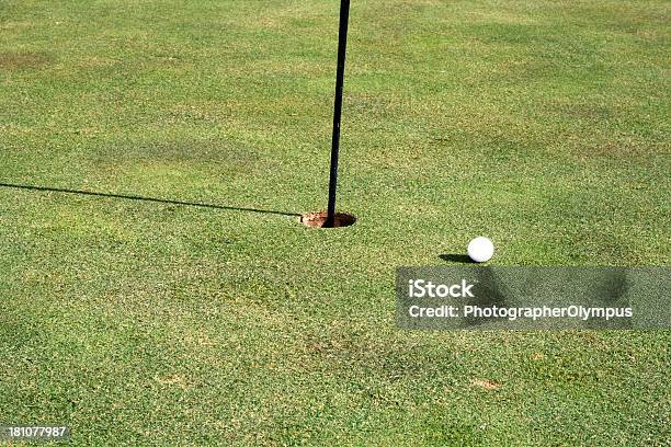 Photo libre de droit de Balle De Golf Dans Le Trou banque d'images et plus d'images libres de droit de Au bord de - Au bord de, Balle de golf, Balle ou ballon