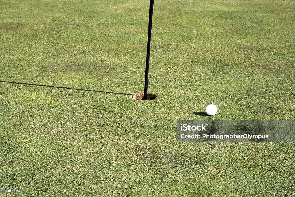 Pallina da Golf con il foro - Foto stock royalty-free di Accanto