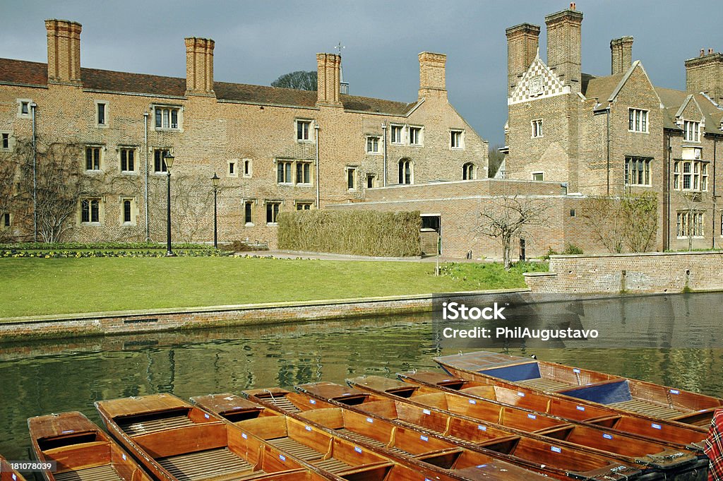 Punts on the Cam River and Magdalene College in Cambridge Punts on the Cam River and Magdalene College in Cambridge, England Brick Stock Photo