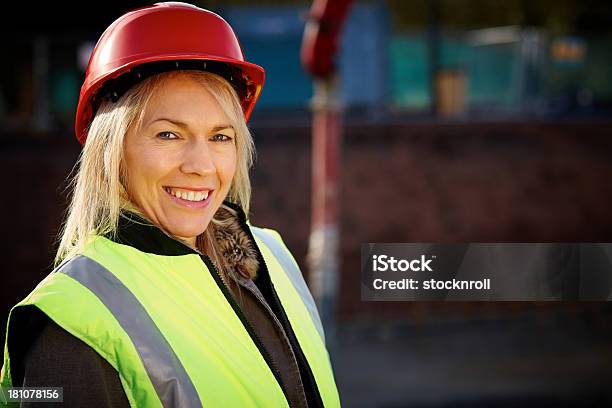 Hembra Trabajador De Construcción En Sitio De Construcción Sonriendo A La Cámara Foto de stock y más banco de imágenes de 30-34 años