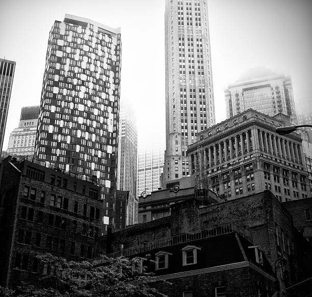 skyline di manhattan, nyc.black e bianco. - dramatic sky manhattan moody sky new york city foto e immagini stock